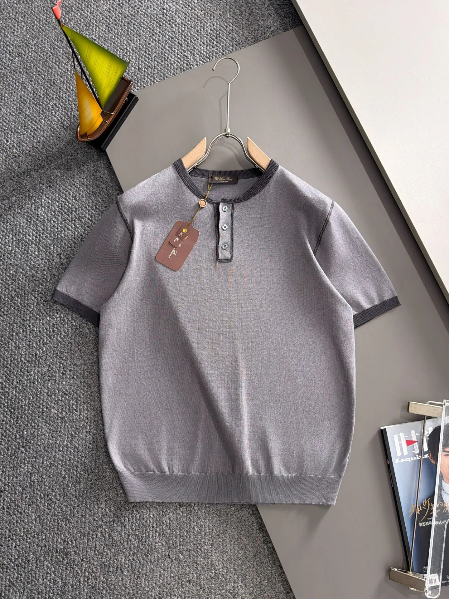 LP high quality Loro Piana 26ss New Arrival men's short-sleeved knitted T-shirt. Made of combed cotton yarn knitted cotton fabric, no pressure when entering and exiting the counter. Exclusive control of raw materials. It feels substantial when weighed, and the upper body is more textured than ordinary T-shirts. This texture can handle the weather easily and is suitable for both hot and cold! Loose fit design, looks noble. The only correct version is available Size: M to 4XL